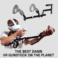 Mann mit einem Wield VR OneStock VR-Gewehrschaft HP Reverb-Modell auf weißem Hintergrund 