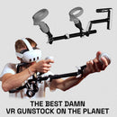 Mann mit einem Wield VR OneStock VR-Gewehrschaft Meta Quest-Modell auf weißem Hintergrund 