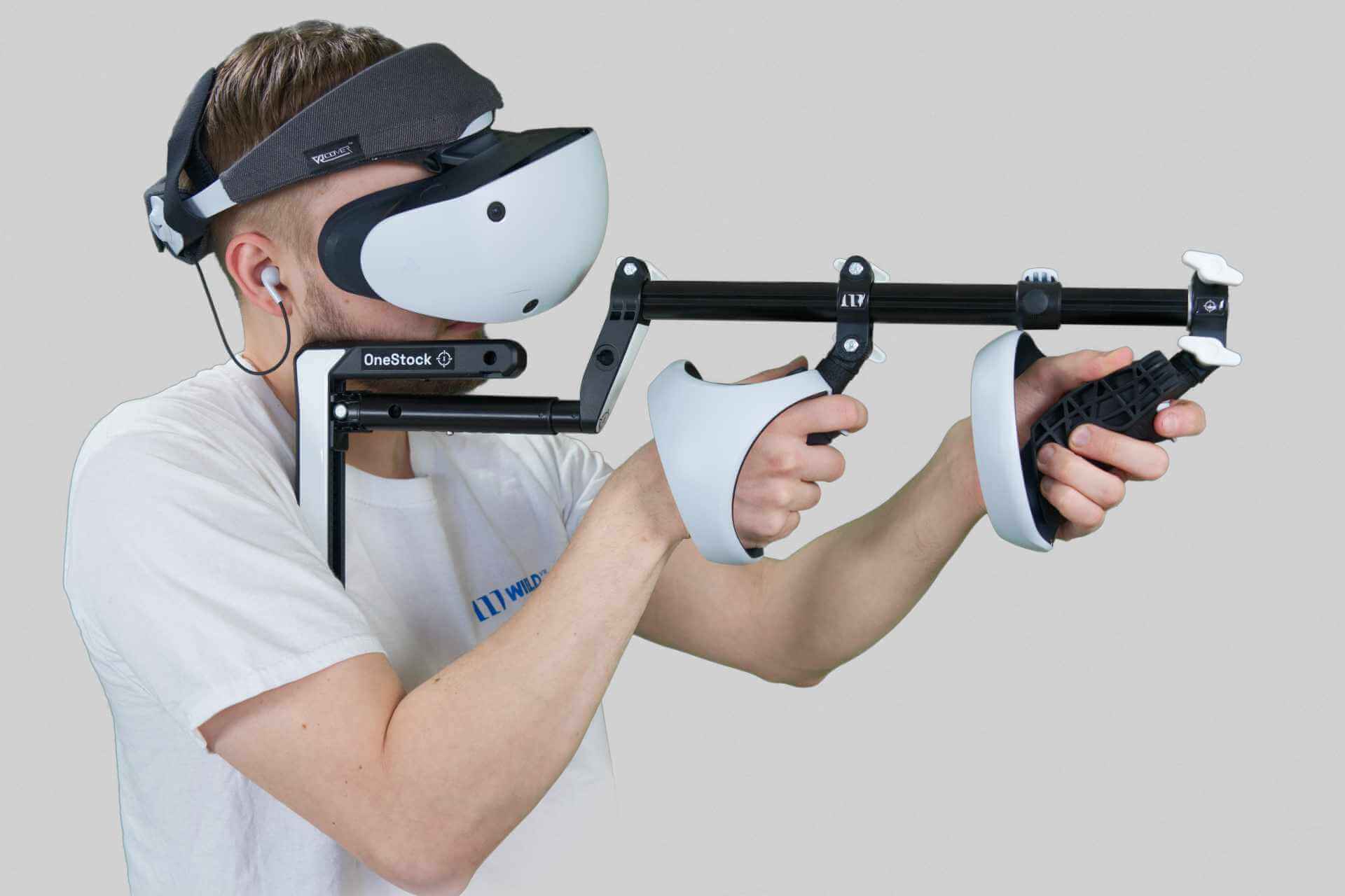 Mann mit einem Wield VR OneStock VR-Gewehrschaft PSVR2-Modell auf weißem Hintergrund