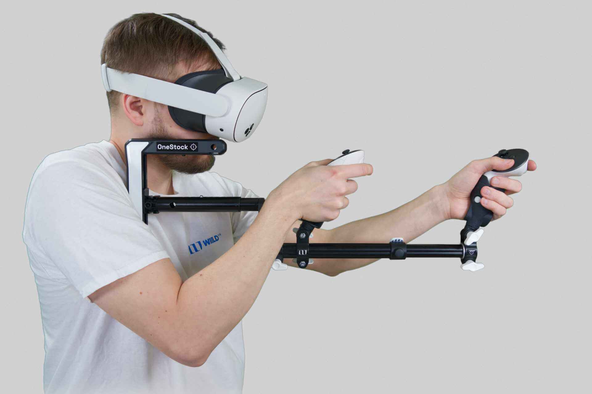 Mann mit einem Wield VR OneStock VR-Gewehrschaft Quest 3-Modell auf weißem Hintergrund