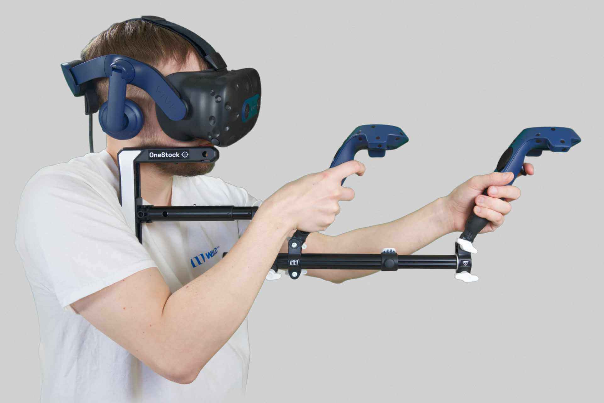 Mann mit einem Wield VR OneStock VR-Gewehrschaft HTC Vive-Modell auf weißem Hintergrund