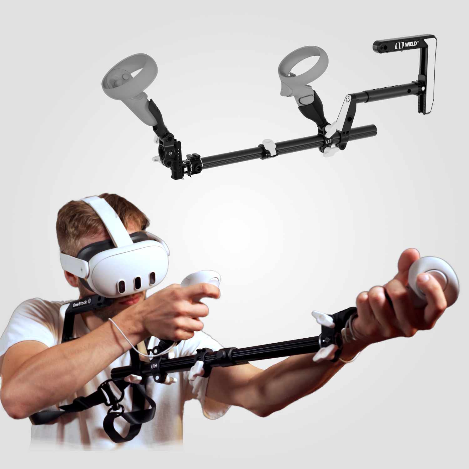Hombre presentando la culata Wield VR OneStock PRO VR modelo Meta Quest 1 sobre fondo blanco.