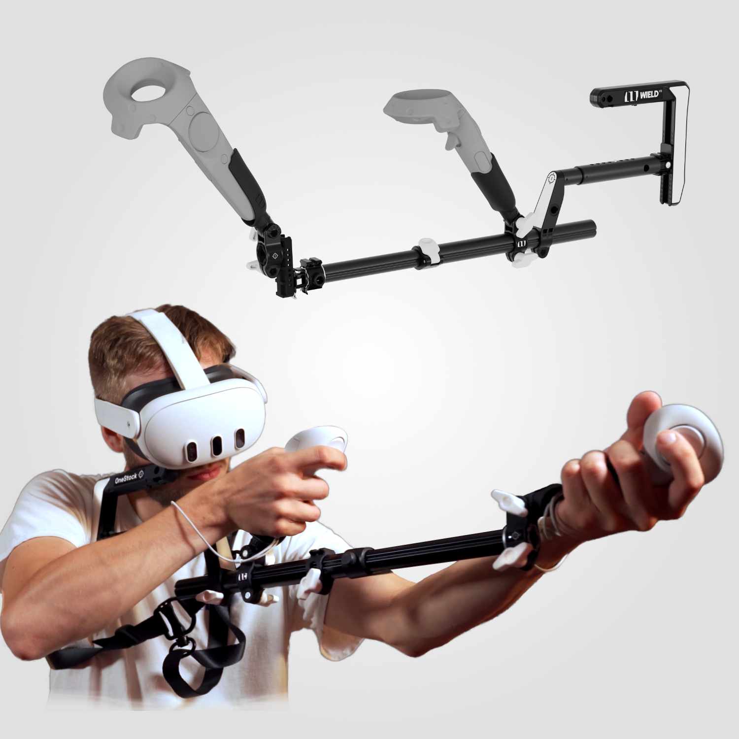 Hombre presentando el modelo Wield VR OneStock PRO VR gunstock HTC Vive sobre un fondo blanco.