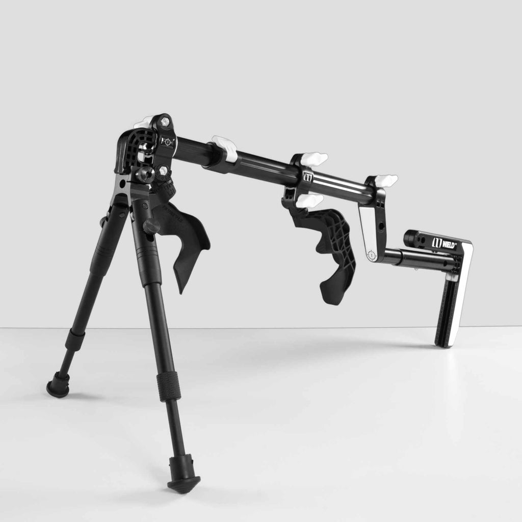 Empuña el accesorio bipie VR Gunstock de OneStock VR para PSVR2 sobre fondo blanco.