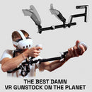 Homme tenant un modèle Valve Index Wield VR OneStock VR gunstock sur fond blanc 