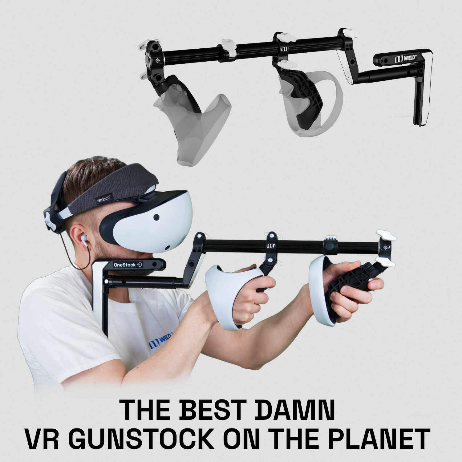 Homme tenant un modèle Wield VR OneStock VR gunstock PSVR2 sur fond blanc 