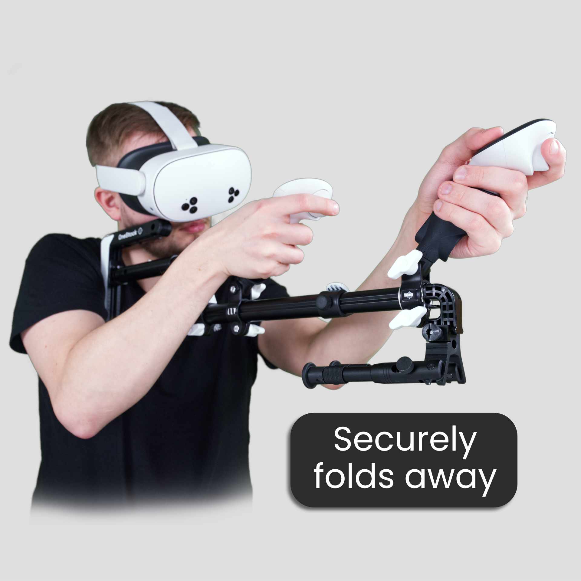 Homme tenant une crosse de fusil Wield VR OneStock VR, modèle Meta Quest 3, avec bipied replié. 