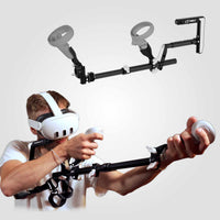 Homme présentant le modèle Meta Quest 1 de la crosse VR OneStock PRO VR sur fond blanc