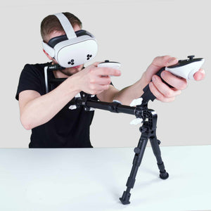 Homme tenant un modèle Meta Quest de Wield VR OneStock VR gunstock avec bipied ajouté, posé sur une table.